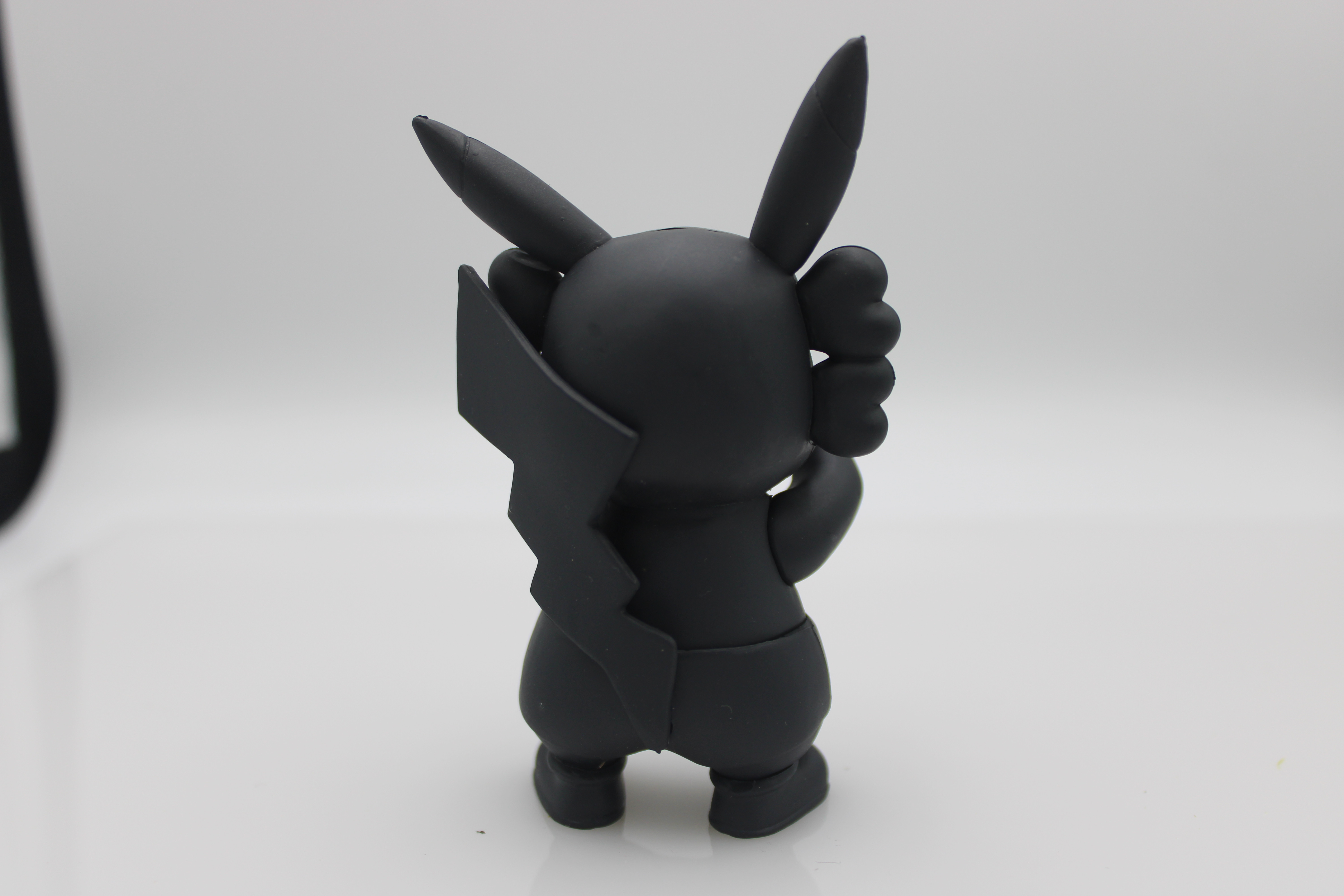 Figurine Pokémon - Pikachu Kaws Noir