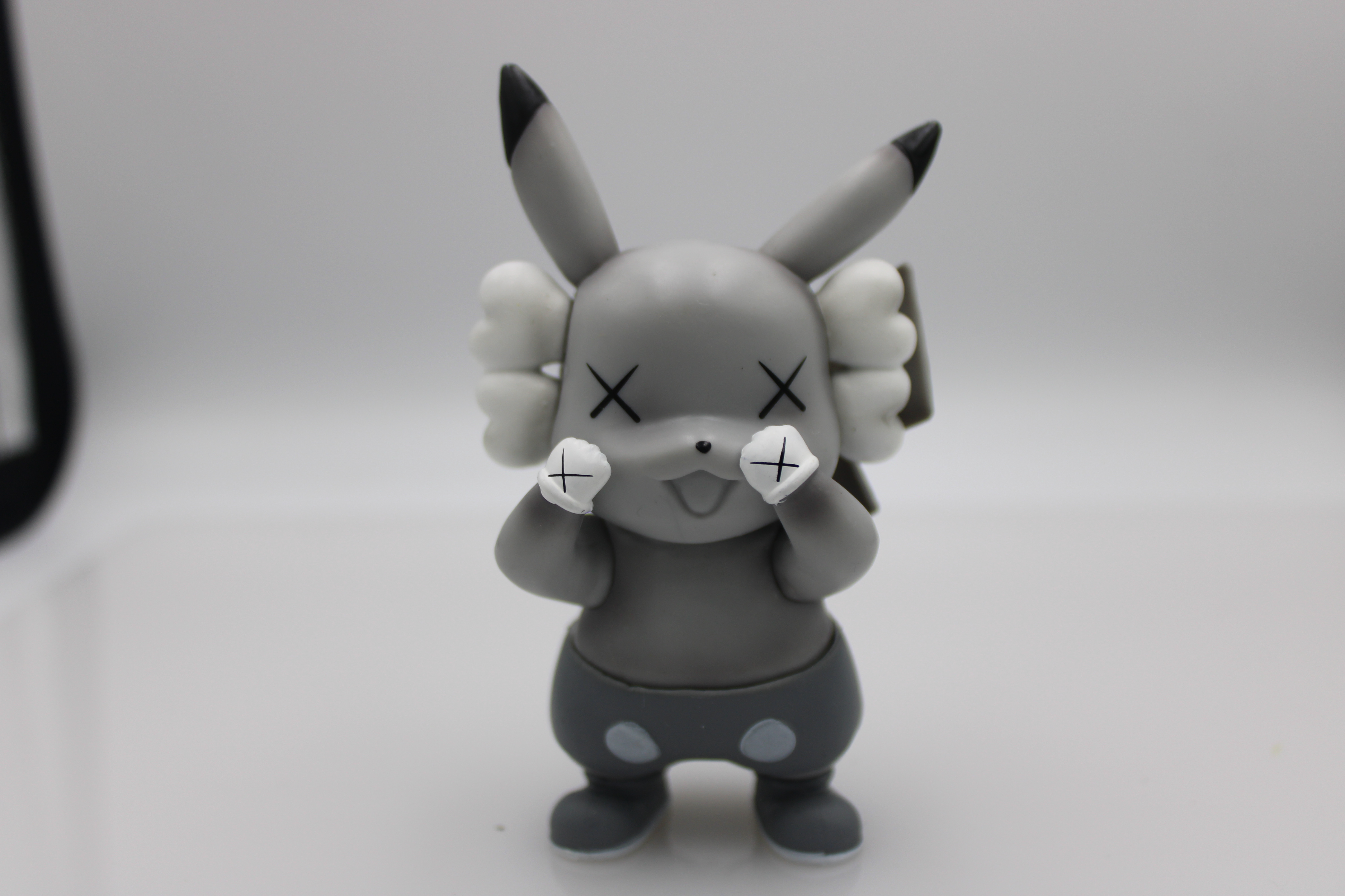 Figurine Pokémon - Pikachu Kaws Gris