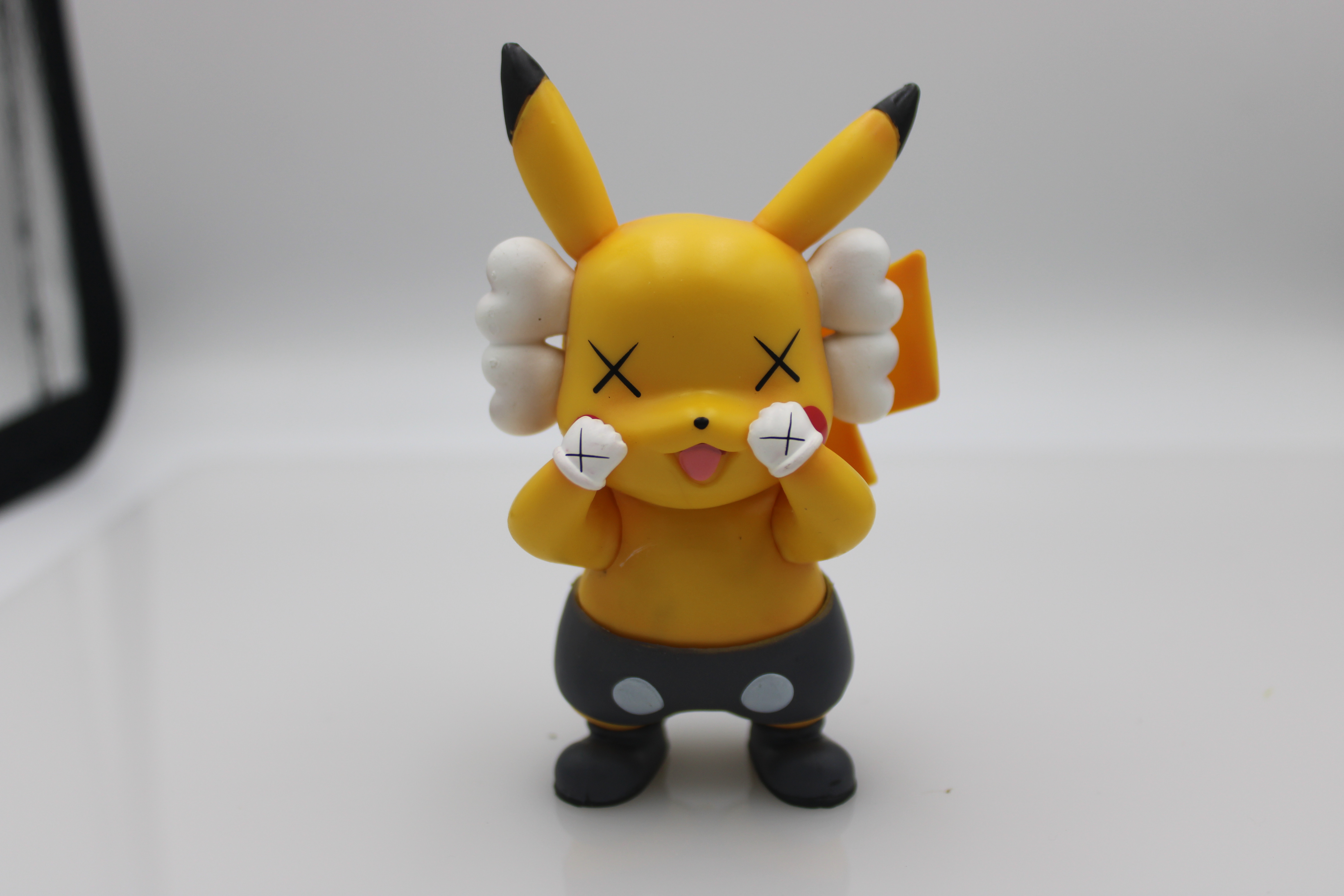 Figurine Pokémon - Pikachu Kaws Jaune