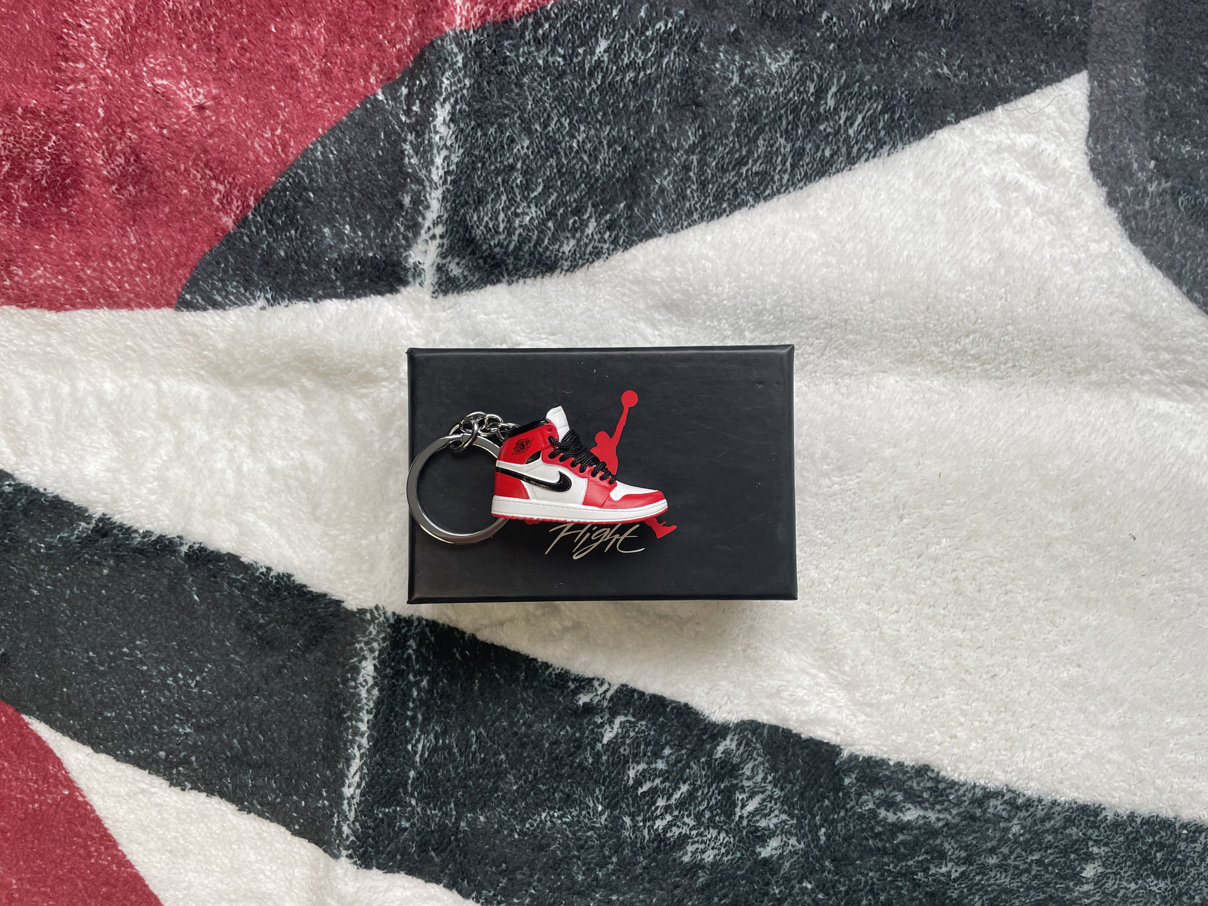 PACK Accessoires Sneakers Air Jordan 1 Chicago : Tapis + Porte-clés Sneakers 3D + Boîte
