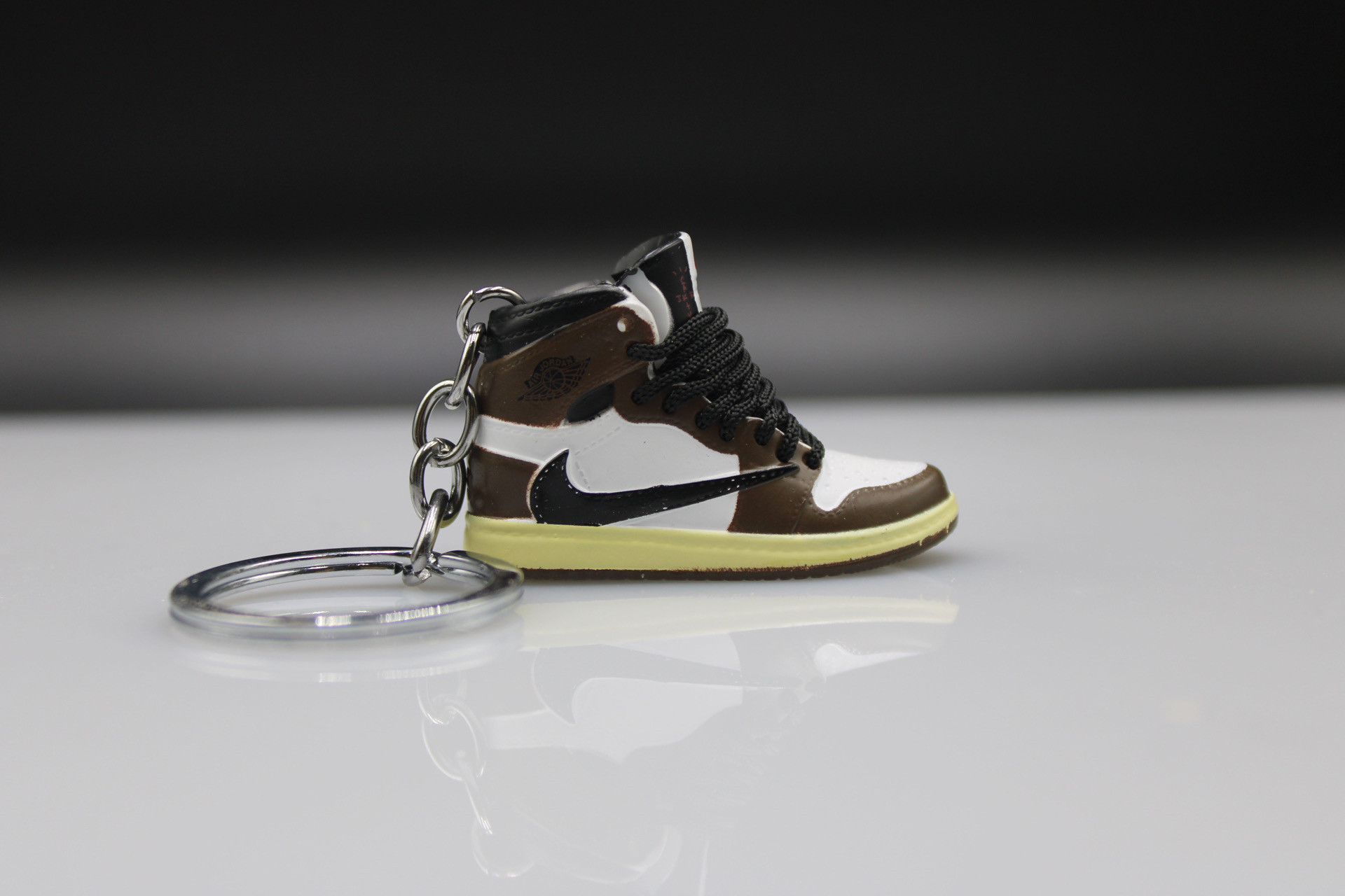 PACK Accessoires Sneakers Air Jordan Travis Scott Cactus Jack : Tapis + Porte-clés Sneakers 3D + Boite